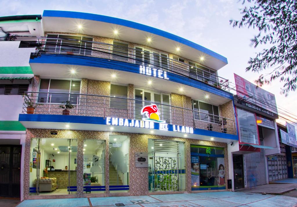 een gebouw met een bord aan de voorkant bij Hotel Embajador del Llano in Villavicencio