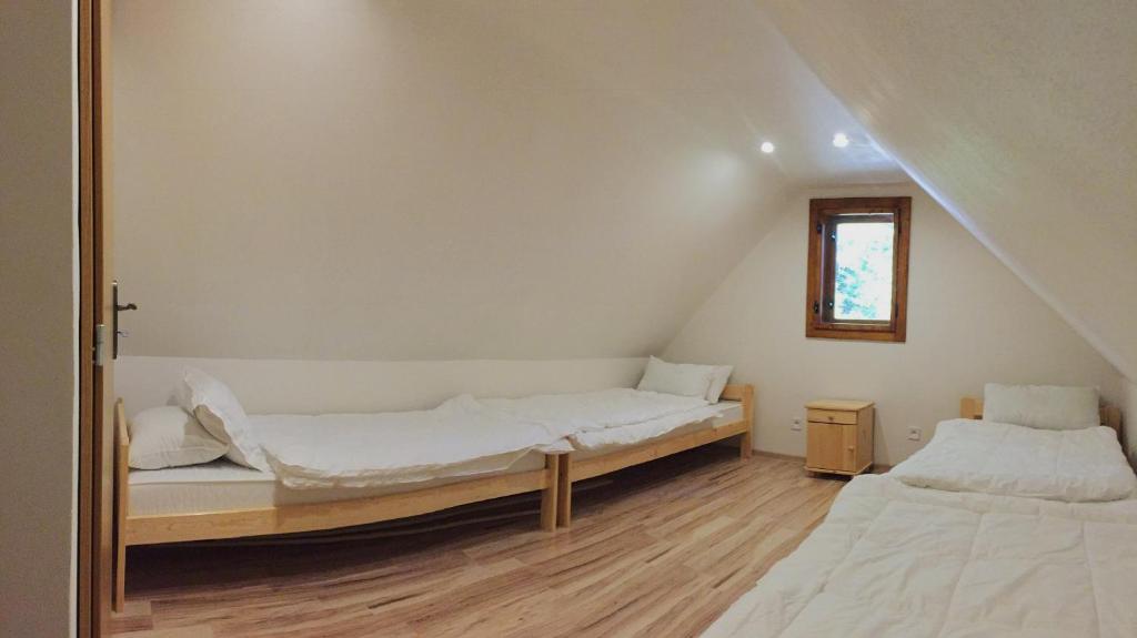 En eller flere senge i et værelse på Chata Boca Salašky