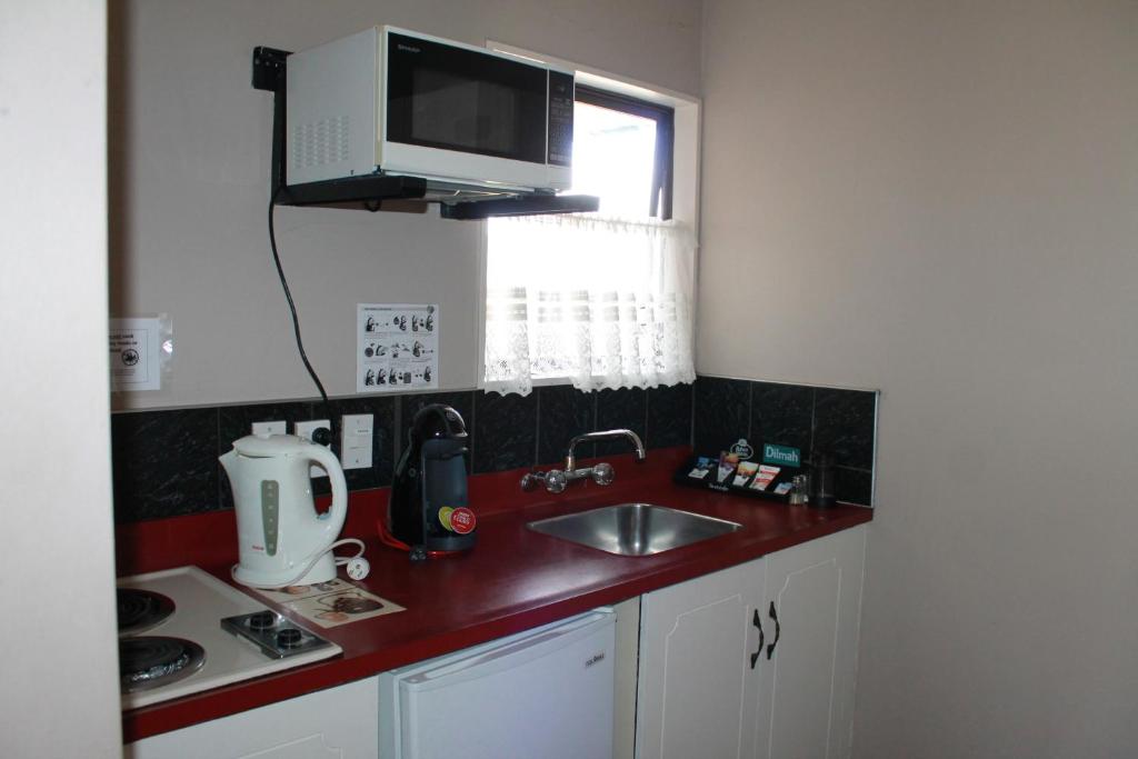 Kuchyň nebo kuchyňský kout v ubytování Aquarius Motor Inn