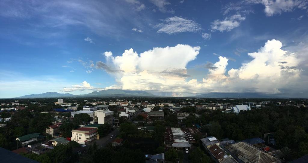 una vista panoramica di una città sotto un cielo nuvoloso di Cloud 907 Cityscapes Condominium a Bacolod