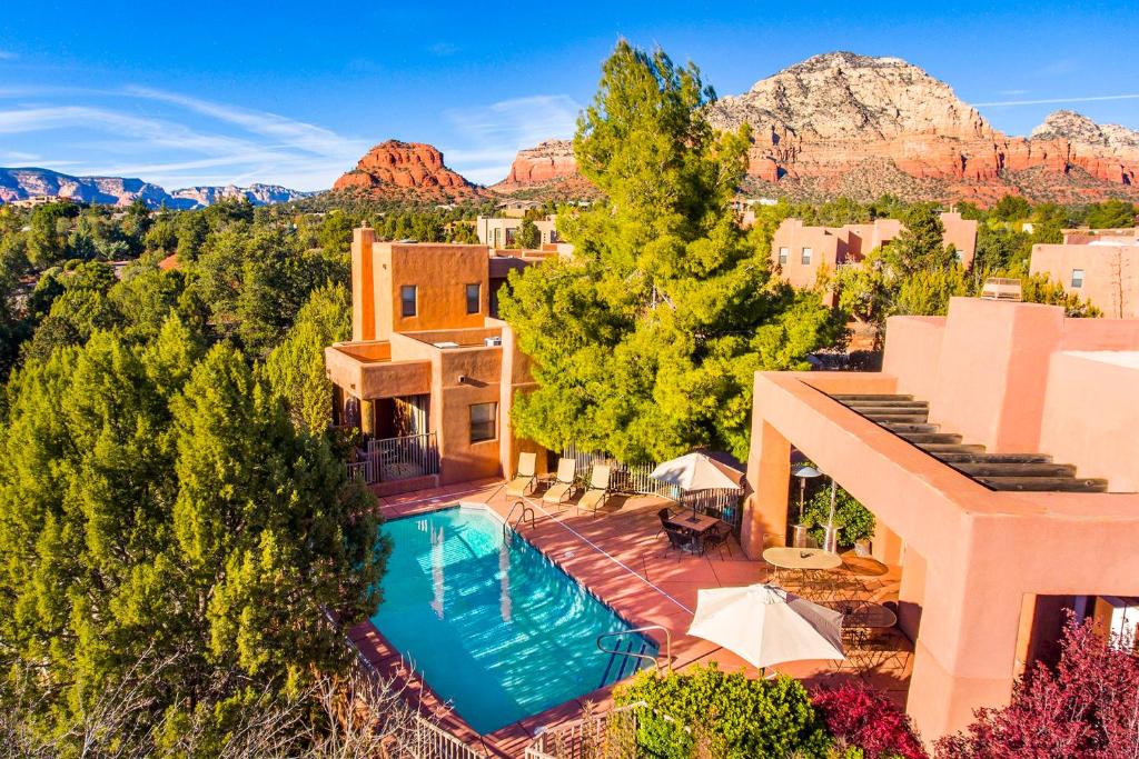 uma vista aérea de uma casa com piscina em Alma De Sedona Inn B&B em Sedona