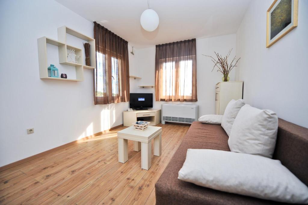 TV a/nebo společenská místnost v ubytování Lastura Aparthotel