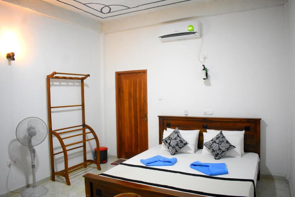 Postel nebo postele na pokoji v ubytování KAUSHIKA RESORT