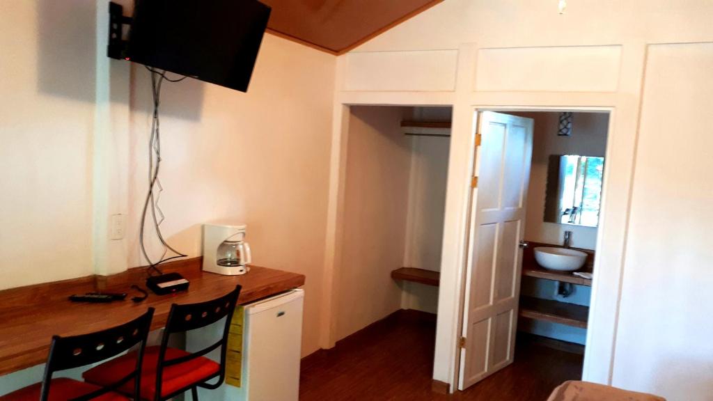 TV a/nebo společenská místnost v ubytování Tropical Paradise Bungalows