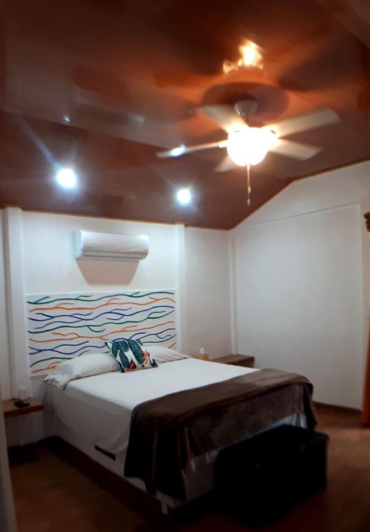 Postel nebo postele na pokoji v ubytování Tropical Paradise Bungalows