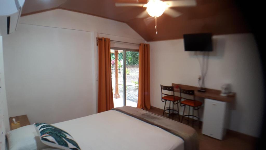 Postel nebo postele na pokoji v ubytování Tropical Paradise Bungalows