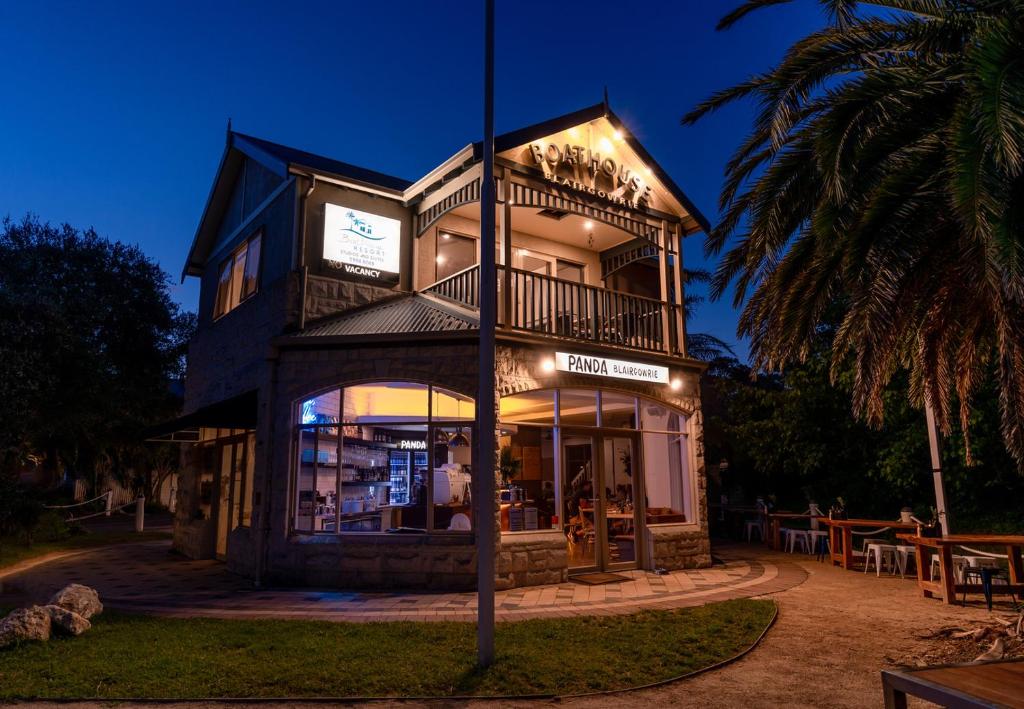 El edificio en el que está el motel