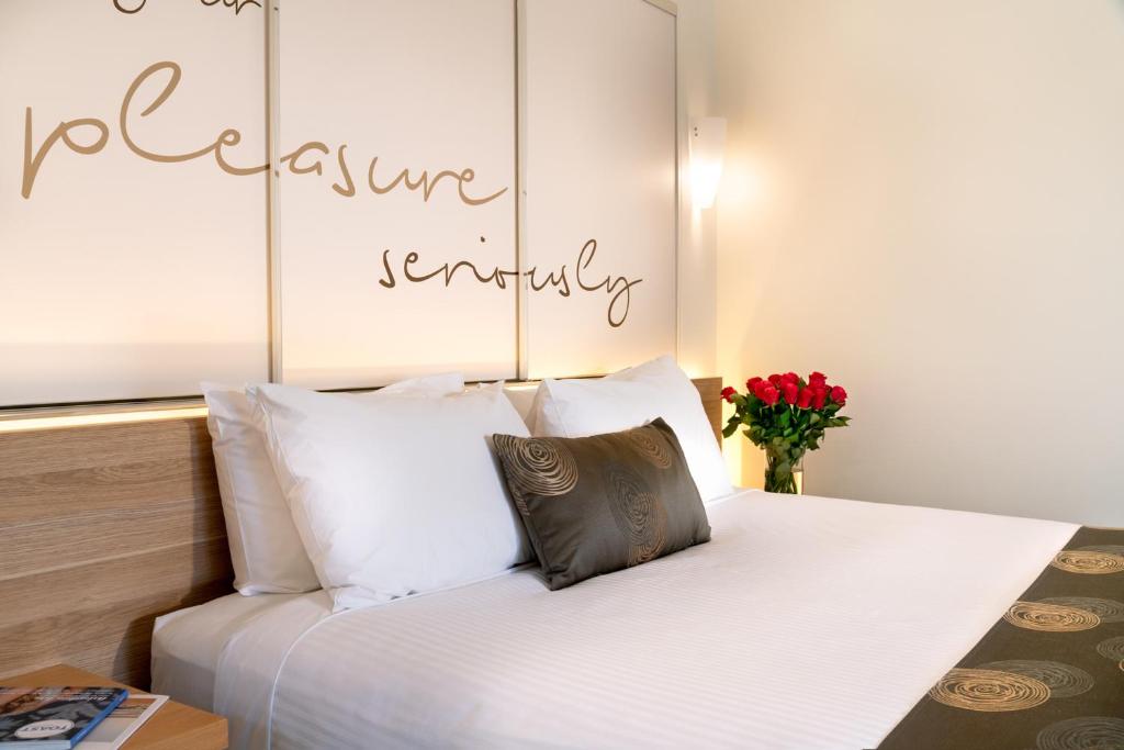 Una cama o camas en una habitación de Boathouse Resort Studios and Suites