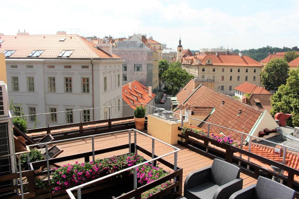 プラハにあるAgnes - Apartmentsの市街の景色を望むバルコニー