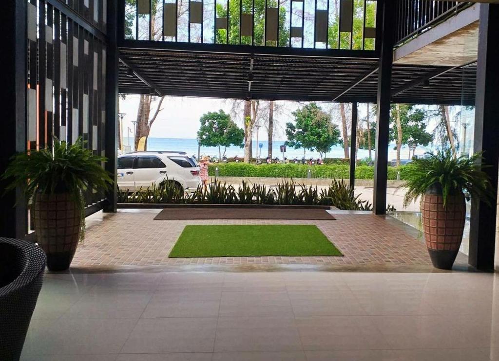 Um jardim em Maneetel Krabi Beachfront-SHA Plus