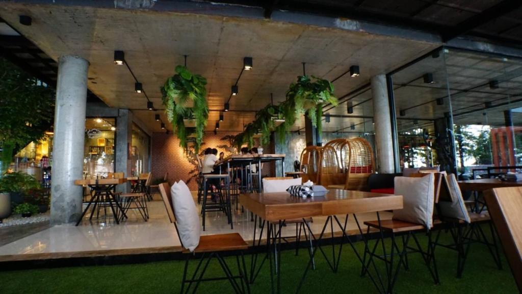 Um restaurante ou outro lugar para comer em Maneetel Krabi Beachfront-SHA Plus