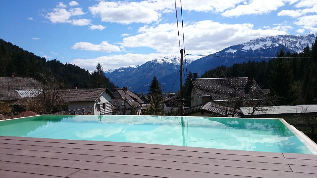 ein großer Pool mit Bergen im Hintergrund in der Unterkunft Haus Sieben - Singer Lydia in Kötschach