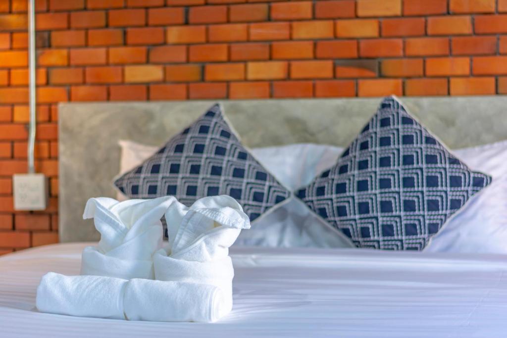a bed with towels on it with pillows at BA​ Apartment​ Flow​Suvarnabhumi in Bang Phli