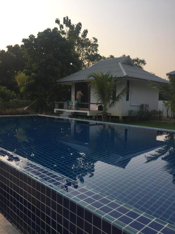 Bazén v ubytování Bulan Villa rayong nebo v jeho okolí