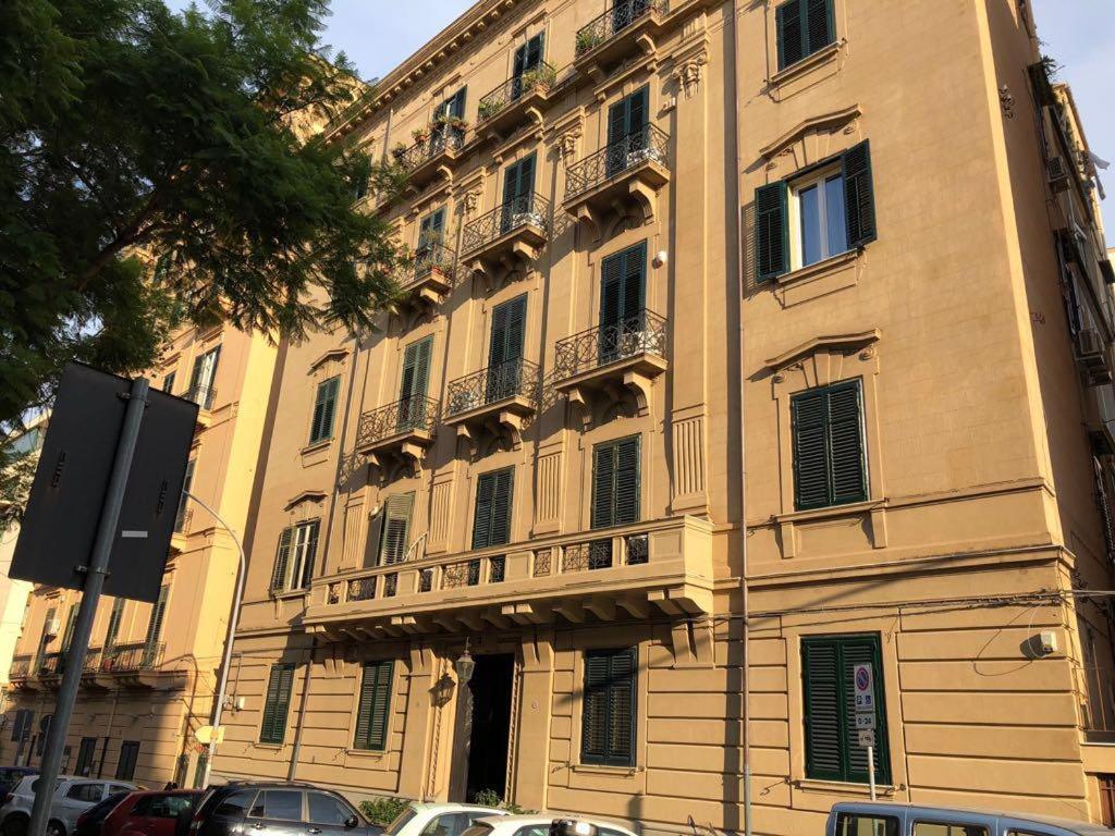 un grande edificio con balconi sul lato di B&B Da Bibi a Palermo