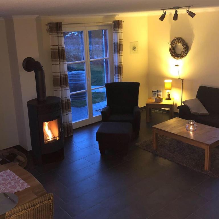 Posezení v ubytování Fischer's Ferienhaus Rügen mit Sauna und Kamin