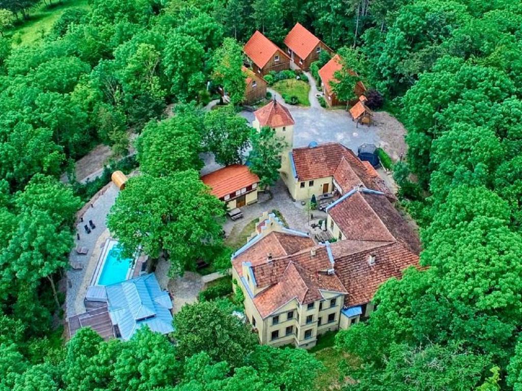 - une vue aérienne sur une maison avec une piscine dans l'établissement Wildberghof, à Markt Nordheim