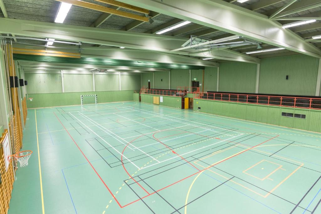 Tenis a/nebo squash v ubytování Ätrans Stugby & Fritidsanläggning nebo okolí