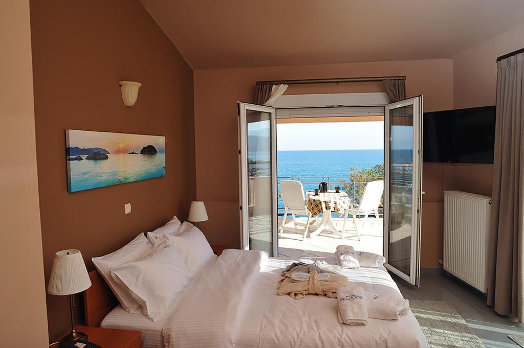 Postel nebo postele na pokoji v ubytování Hotel Pelagos Studios