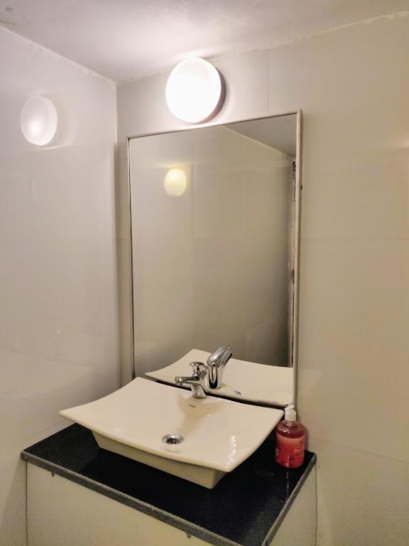 Koupelna v ubytování Bedrock Boutique Hostel