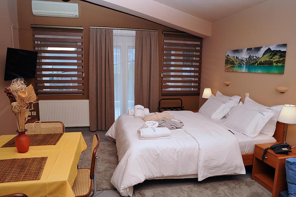 Postel nebo postele na pokoji v ubytování Hotel Pelagos Studios
