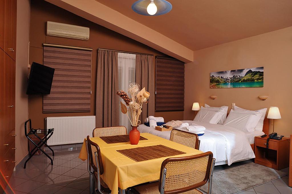 Postel nebo postele na pokoji v ubytování Hotel Pelagos Studios
