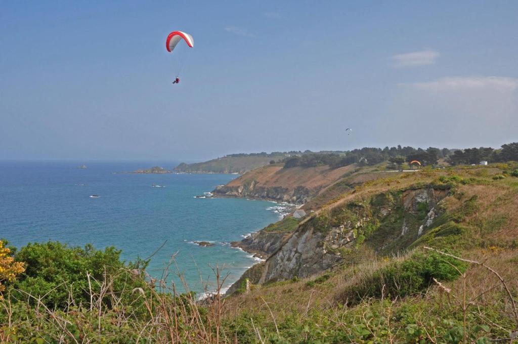 プルーアにあるLa Maison du Palusの凧を海上に飛ばしている人