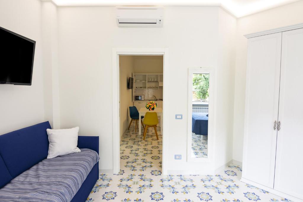 salon z niebieską kanapą w pokoju w obiekcie Ambra Sorrento Suites Short Rent w Sorrento
