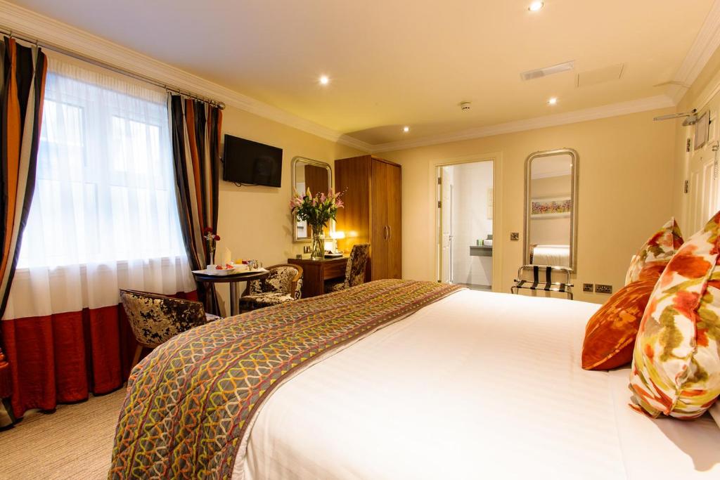 Una cama o camas en una habitación de Grand Hotel Tralee