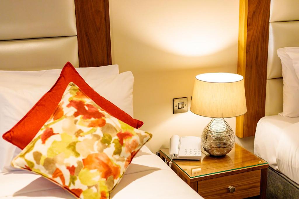 Una cama o camas en una habitación de Grand Hotel Tralee