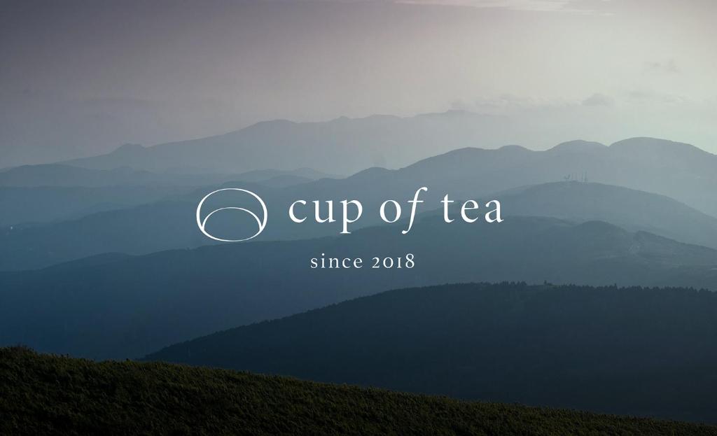 una tazza di tè con le montagne sullo sfondo di cup of tea a Takayama