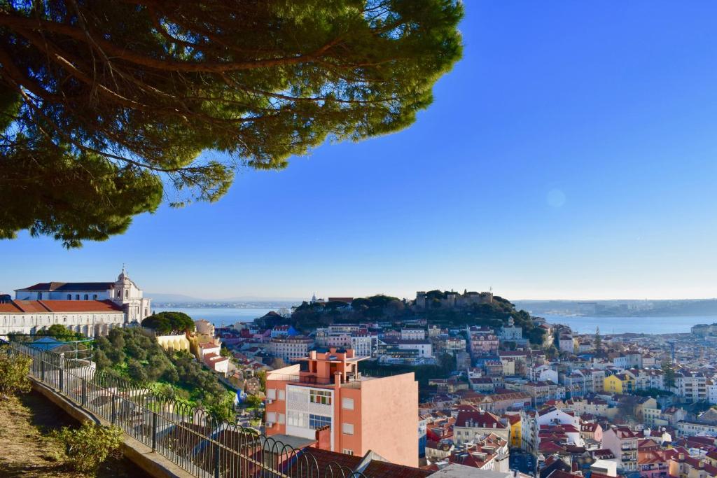 リスボンにあるElegant Riverview Apartment in Historical Lisbonの丘の上から市街の景色を望む