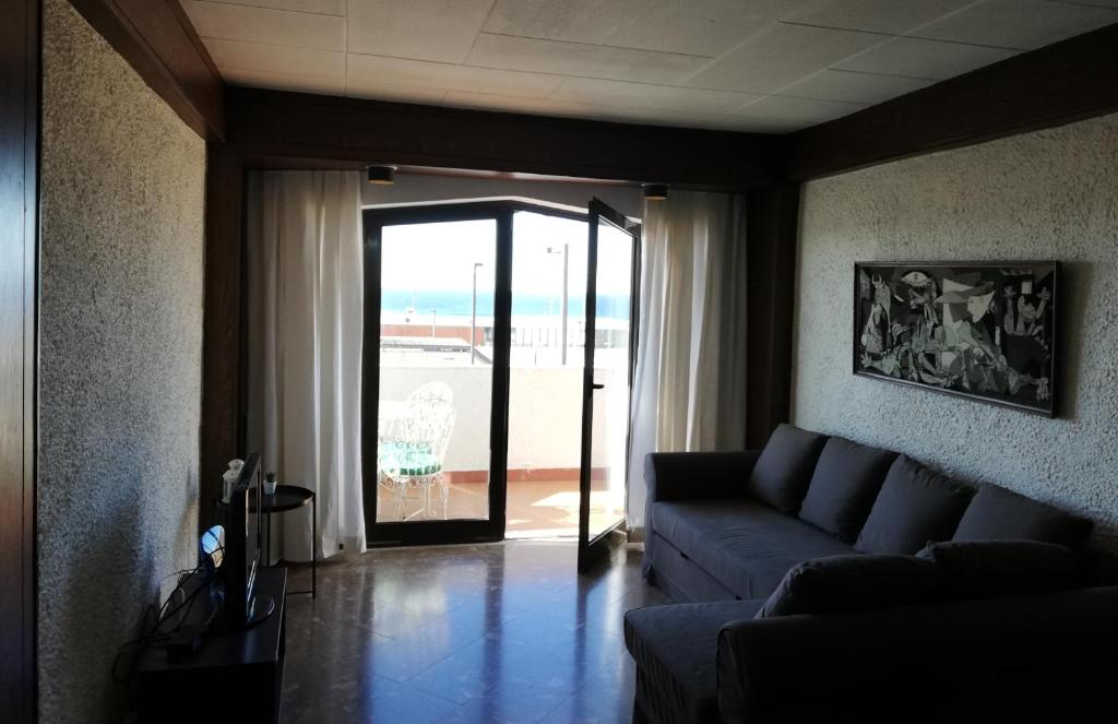 ein Wohnzimmer mit einem Sofa und Meerblick in der Unterkunft Ocean View Apartment in Costa da Caparica