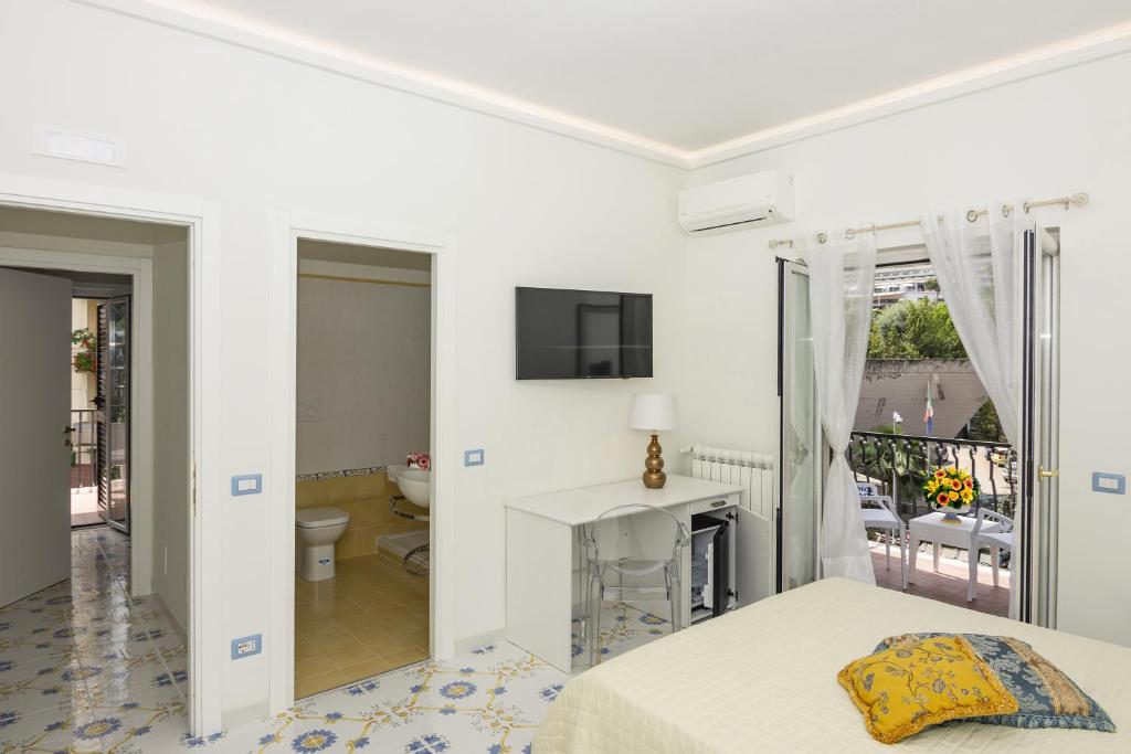 Telewizja i/lub zestaw kina domowego w obiekcie Ambra Sorrento Suites Short Rent