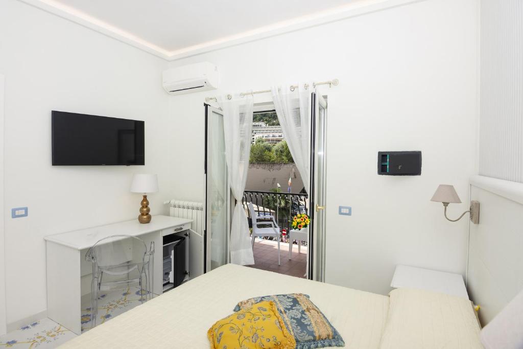 Telewizja i/lub zestaw kina domowego w obiekcie Ambra Sorrento Suites Short Rent