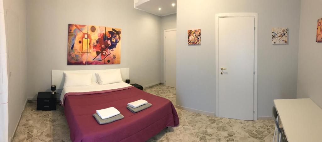 1 dormitorio con 1 cama y una pintura en la pared en CAVOUR 124 -guest-room-, en Bari