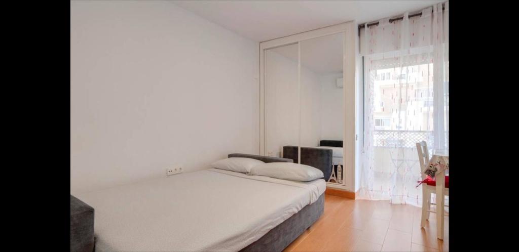 A bed or beds in a room at Alda Benalmadena