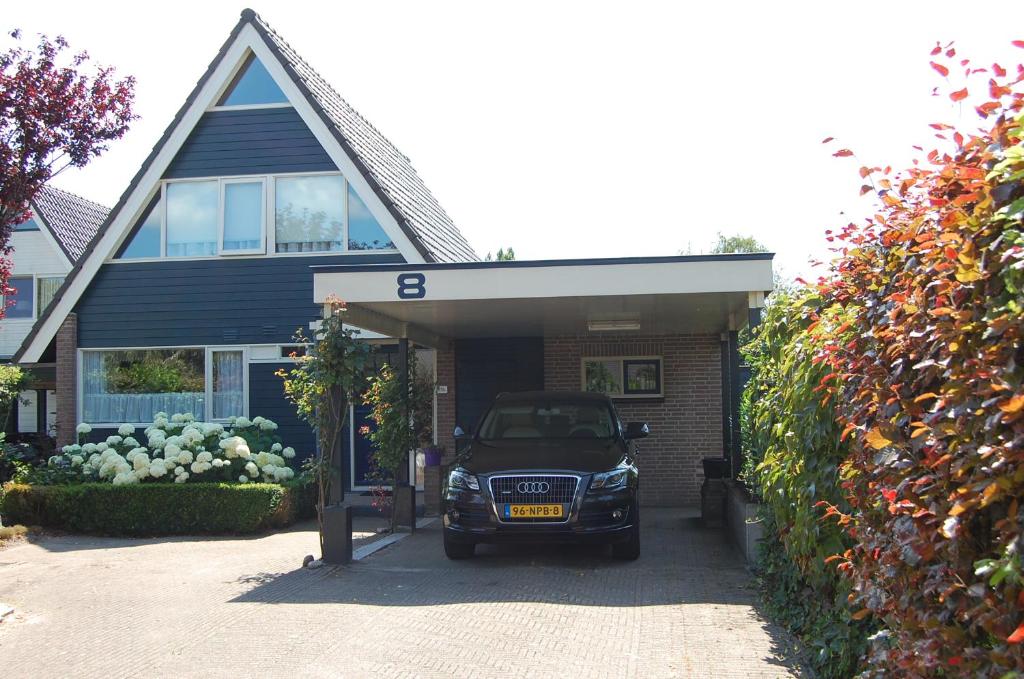 een auto geparkeerd in de garage van een huis bij 8 Langebaen uitwellingerga sneek in Uitwellingerga