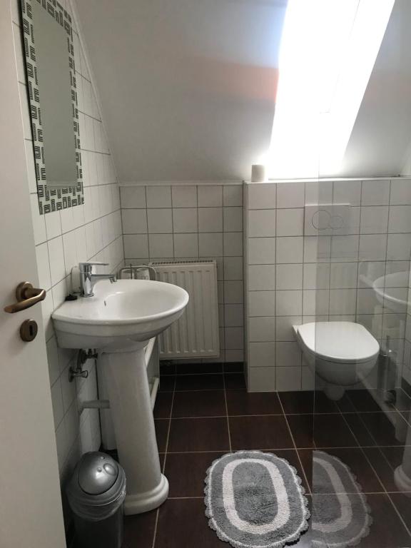 Koupelna v ubytování Viktória Inn Tihany