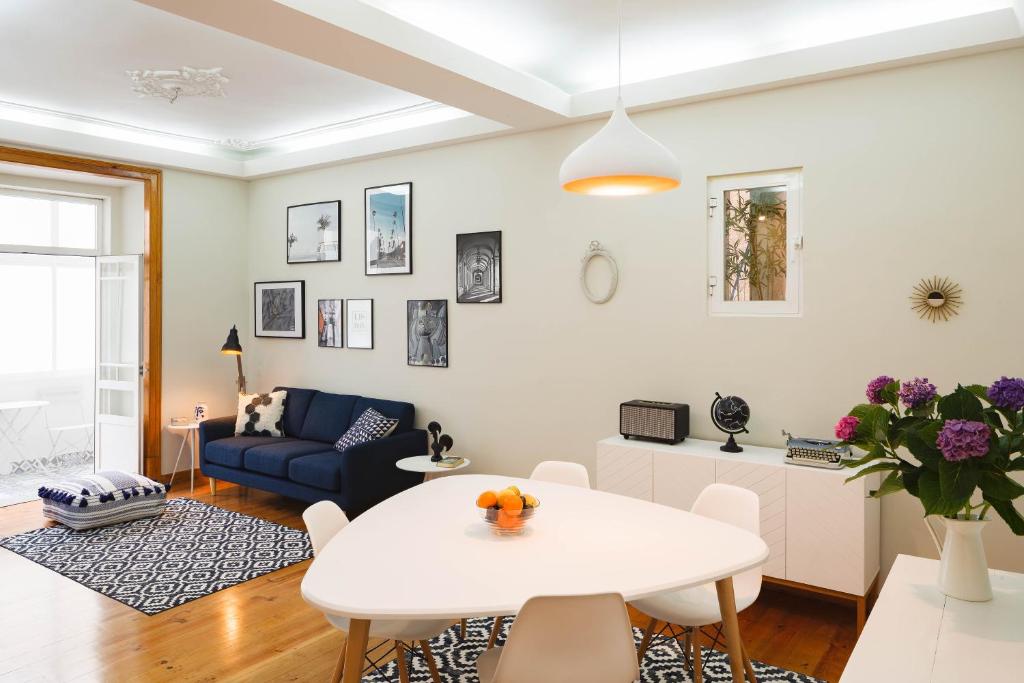 リスボンにあるAlma de Santos Apartmentのリビングルーム(白いテーブル、青いソファ付)