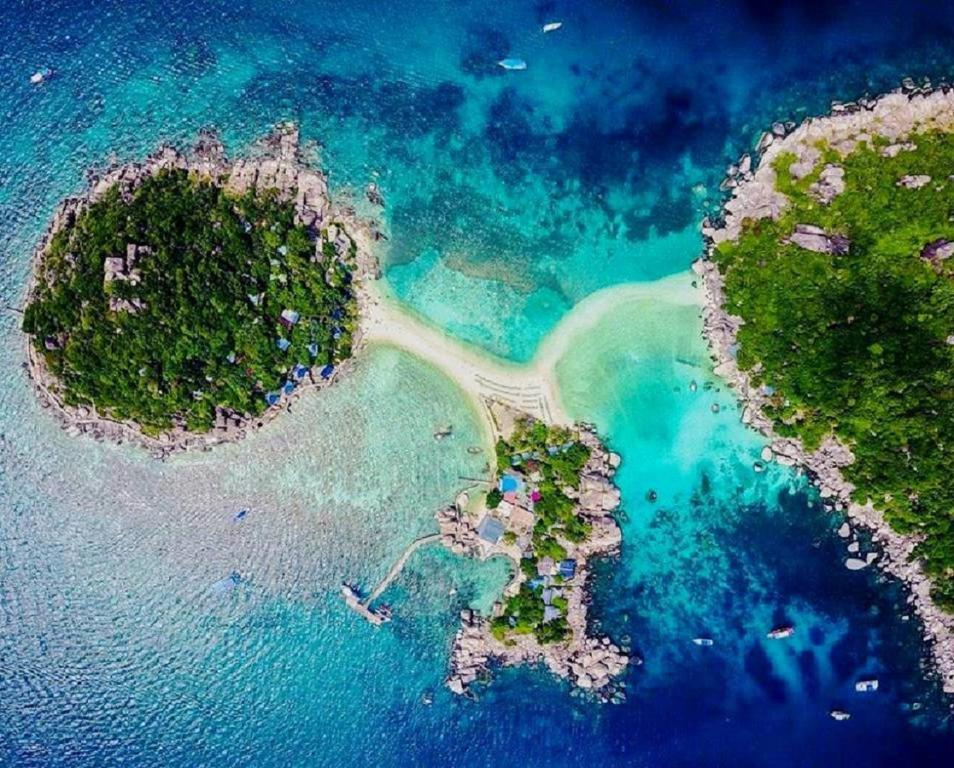 una vista aérea de una isla en el agua en Nangyuan Island Dive Resort, en Ko Tao