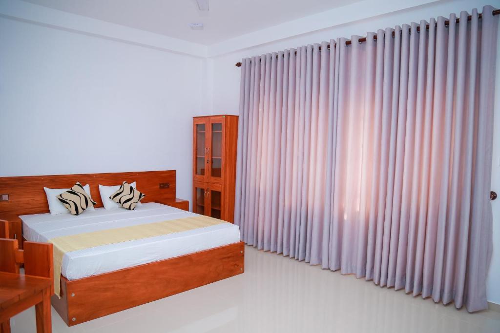 Un pat sau paturi într-o cameră la Villa Sea Breeze Hikkaduwa