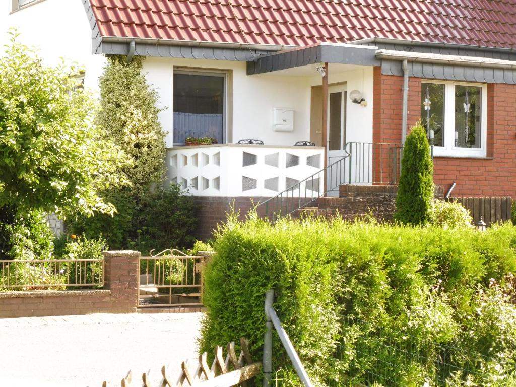a house with a fence in front of it at Ferienwohnung Landluft in Ostercappeln