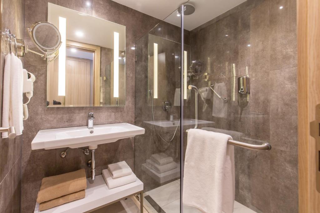 Woovo Phuket Patong - SHA Extra Plus - Habitación De Lujo (2 Adultos + 1 Niño)
