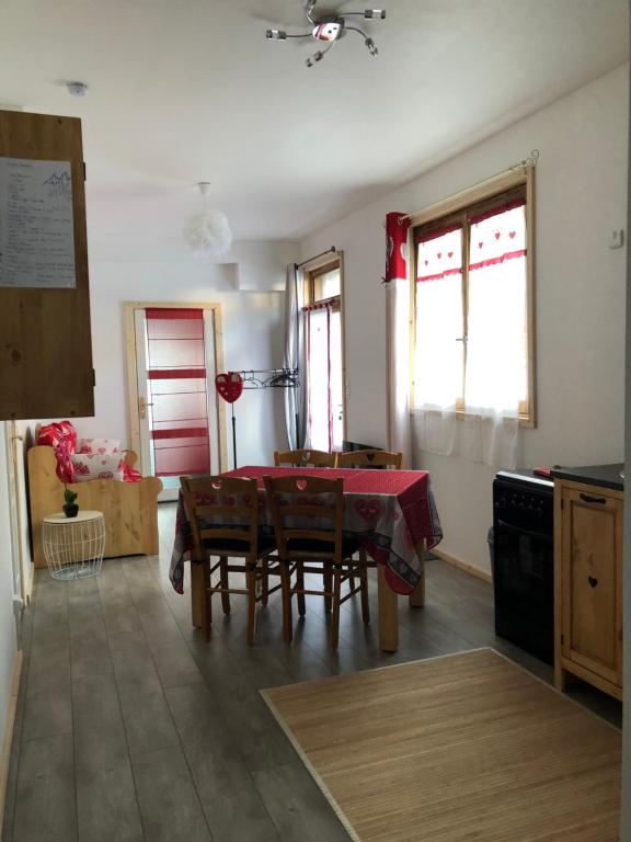 - une cuisine et une salle à manger avec une table et des chaises dans l'établissement L’edelweiss, à Villard-sur-Doron