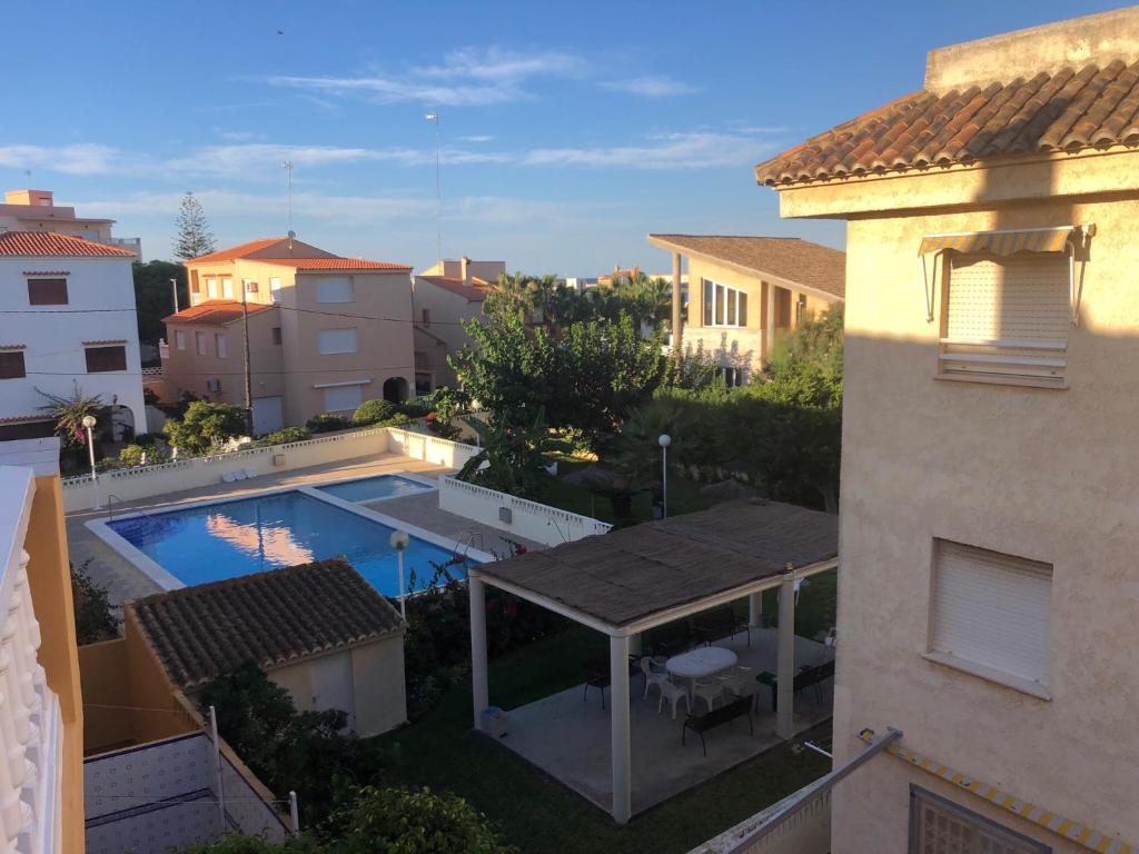 vista para uma piscina a partir de um edifício em La casa del perelló em Sueca