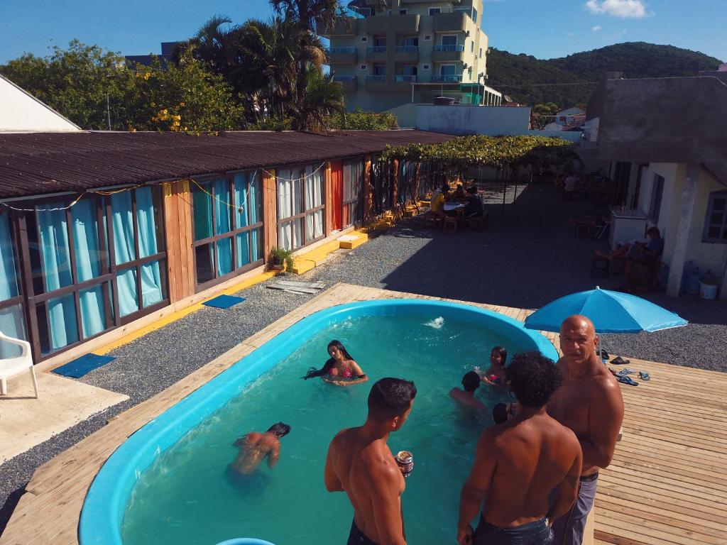 בריכת השחייה שנמצאת ב-Hostel Bombinhas או באזור