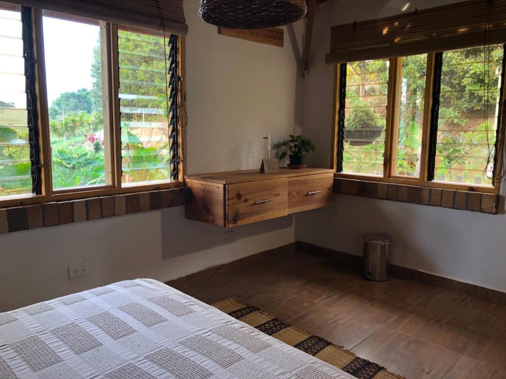 Llit o llits en una habitació de Tribu EcoHostal