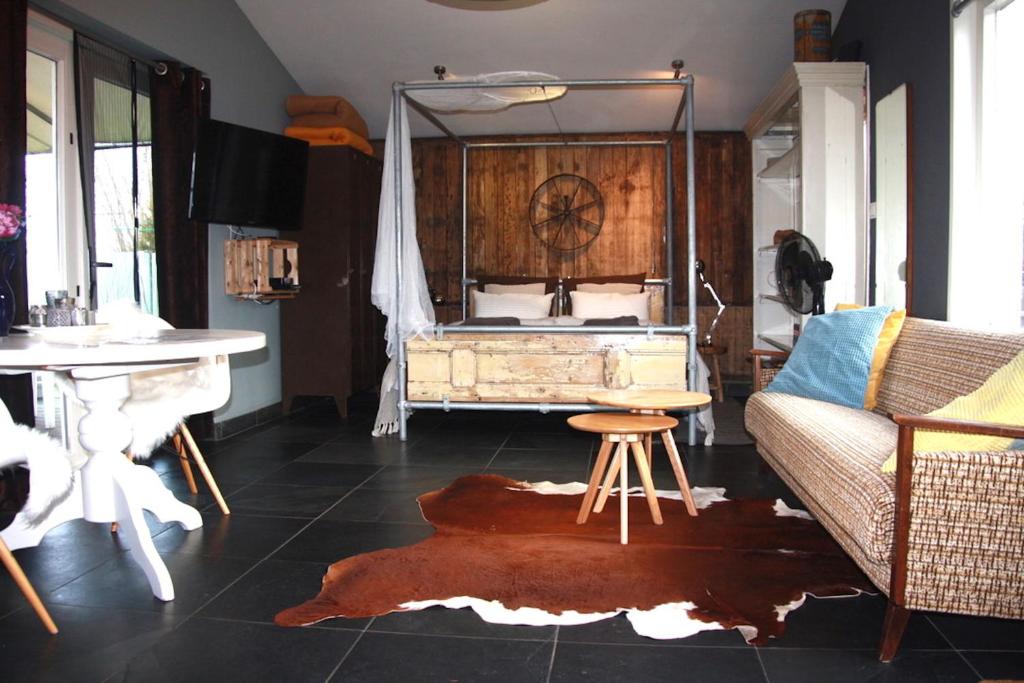sala de estar con espejo grande y sofá en Garden House, Private studio apartment with wifi and free parking for 1 car en Weesp