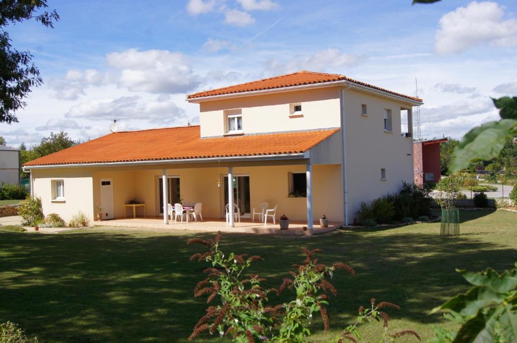 une maison blanche avec un toit orange dans l'établissement Acaba d'Entrar, à Le Caylar
